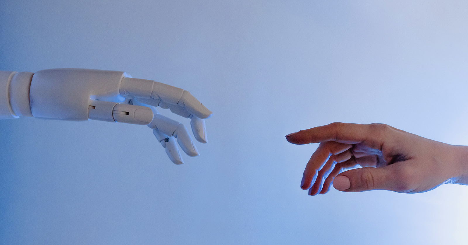 Robot- en menselijke hand reiken naar elkaar, geïnspireerd door 'The Creation of Adam' van Michelangelo.