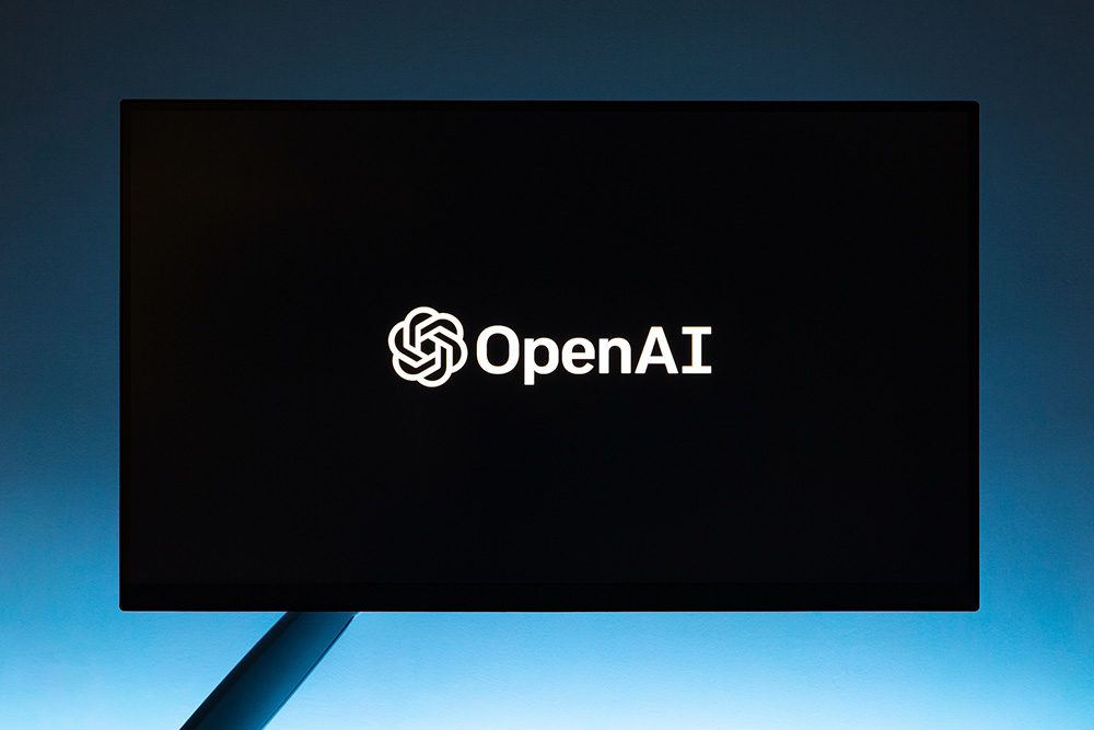 Zwart computerscherm met het woord 'OpenAI' in witte letters weergegeven